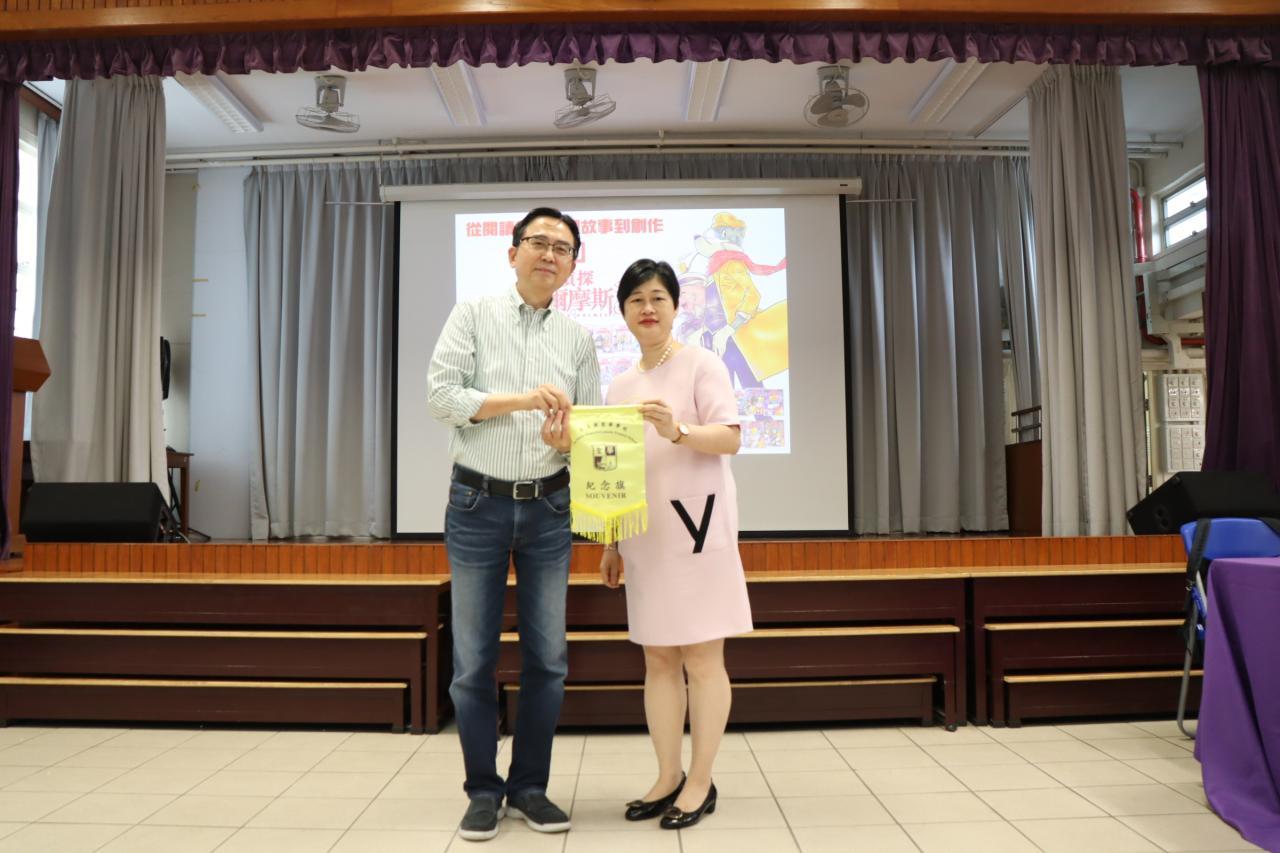 吳校長致送感謝旗幟予厲河先生