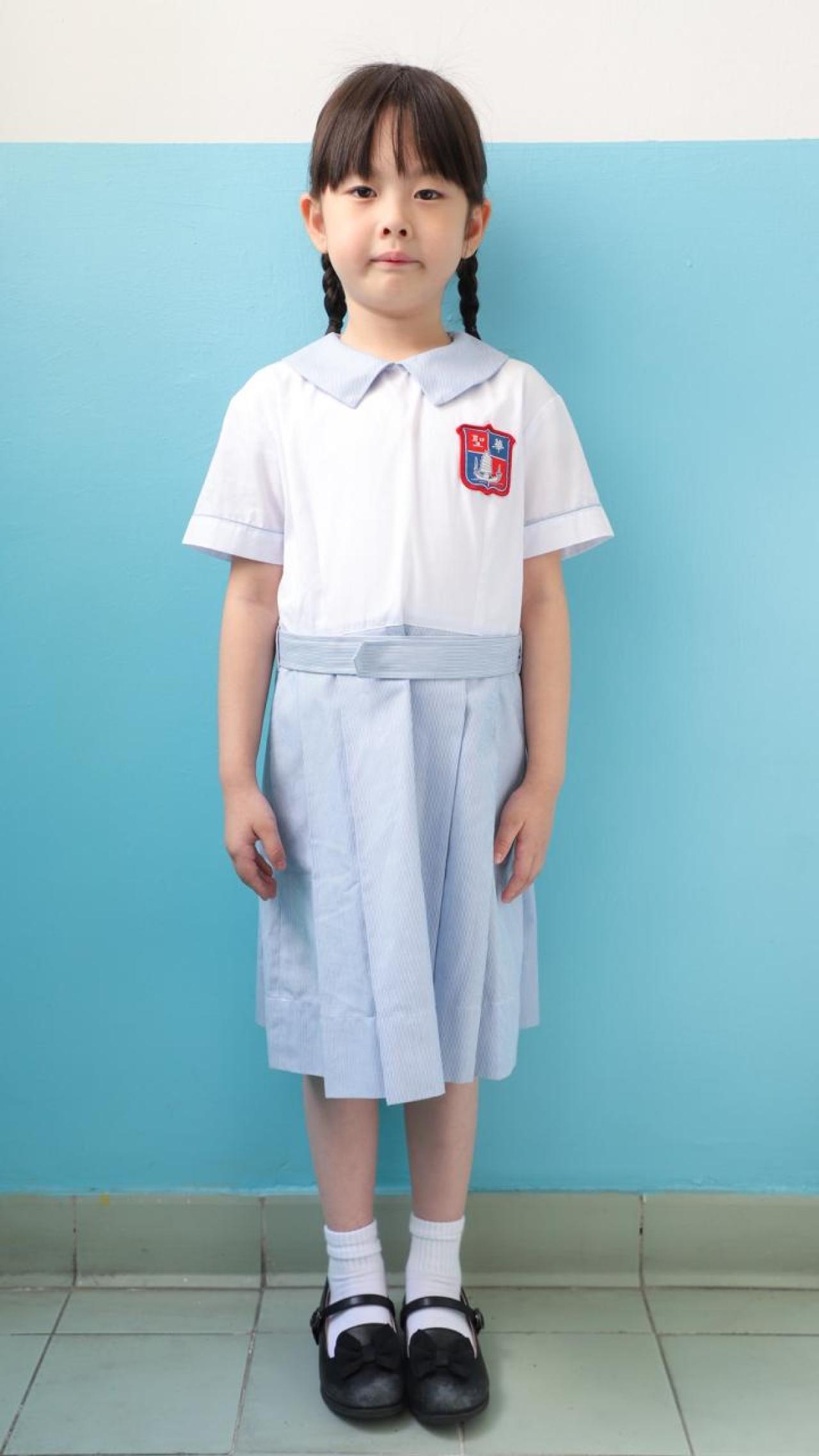女生: 上白下藍條子連身裙(連校徽)、白短襪、黑皮鞋