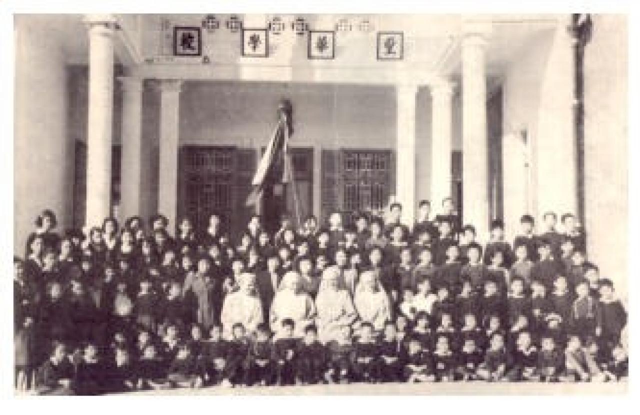 1951年創校全全體員生合照