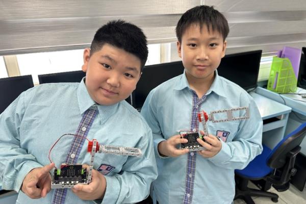 學生在課堂上學習組裝編程機械人