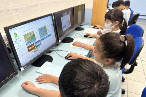 學生在小息時使用電腦進行不同科目的自學活動