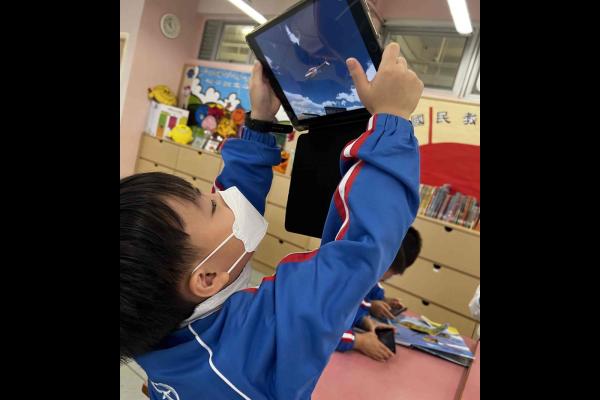 學生使用電子軟件閱讀AR圖書