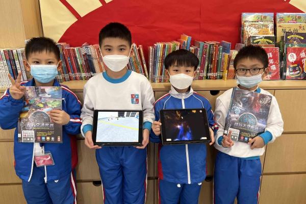 學生使用電子軟件閱讀AR圖書 (2)