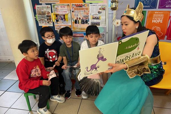 外籍老師跟學生進行英文書籍伴讀