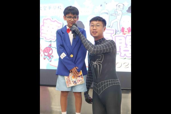 學生扮演書中人物
